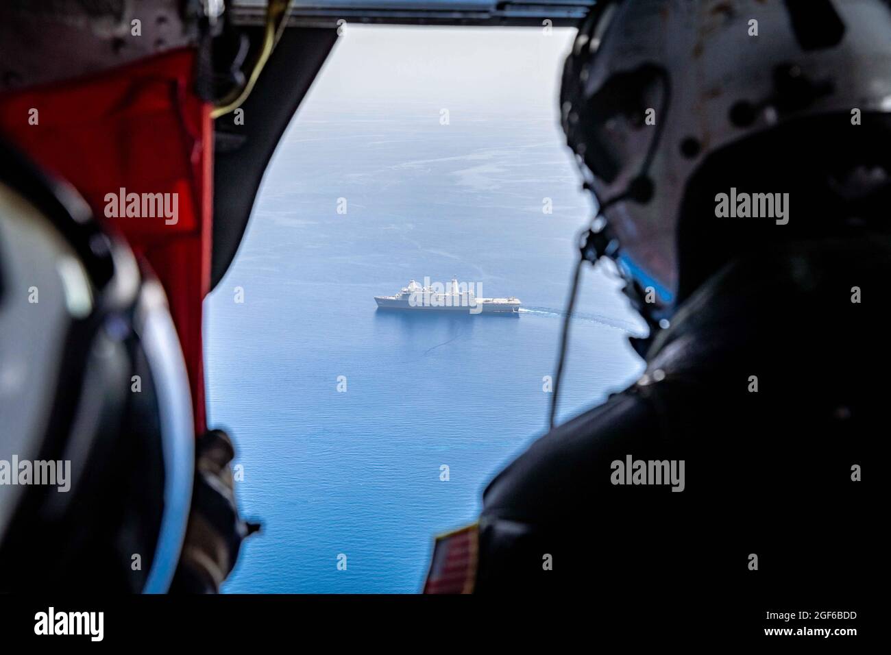 210822-N-PC065-1299 KARIBISCHES MEER - (AUG 22, 2021) -- Hospital Corpsman 3rd Class Jace Borowiak, zugewiesen an Helicopter Sea Combat Squadron (HSC) 26 schaut auf das amphibische Transportschiff USS Arlington (LPD 24) der San Antonio-Klasse im Karibischen Meer, 22. August 2021. Arlington wird bei den U.S. Naval Forces Southern Command/U.S. eingesetzt 4. Flotte zur Unterstützung der humanitären Hilfe und der Katastrophenhilfe (HADR) in Haiti nach einem Erdbeben der Stärke 7.2 am 14. August 2021. (USA Navy Foto von Mass Communication Specialist 2nd Class John Bellino/veröffentlicht) Stockfoto