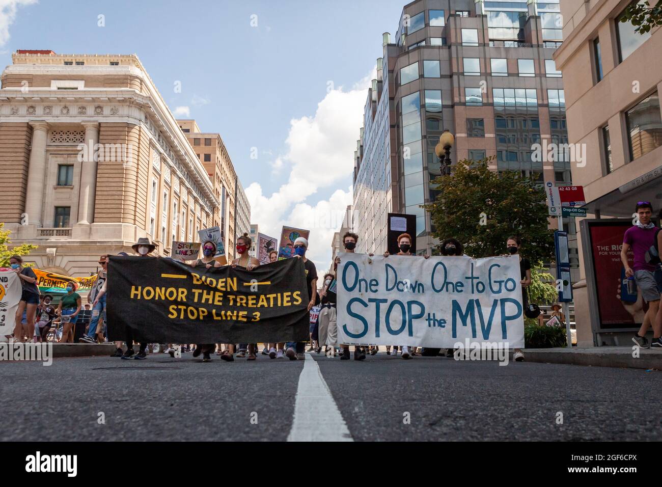 Washington, DC, USA, 23. August 2021. Im Bild: Die Demonstranten tragen während einer von Shut Down DC und Extinction Rebellion gesponserten Demonstration Banner gegen die Ölpipeline der Linie 3 von Enbridge und die Mountain Valley Pipeline. Die Pipeline verläuft durch Vertragsgebiete und das Quellgebiet des Mississippi River, um Ölsand aus Kanada zu transportieren. Die ökologischen und klimatischen Auswirkungen in den nächsten 50 Jahren werden mit dem Bau und Betrieb von 50 Kohlekraftwerken vergleichbar sein. Kredit: Allison Bailey / Alamy Live Nachrichten Stockfoto