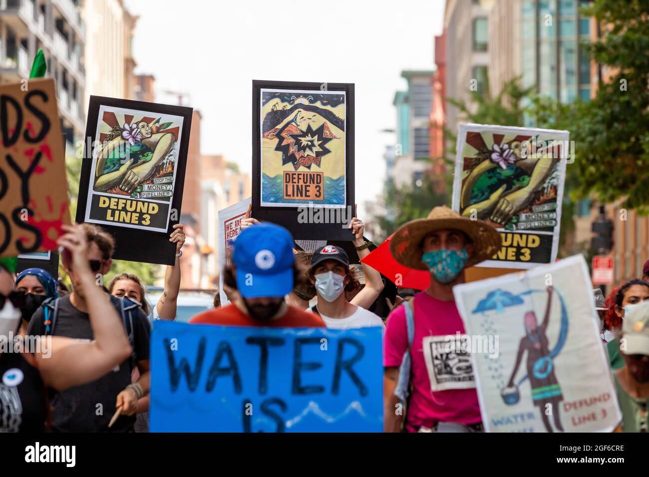 Washington, DC, USA, 23. August 2021. Im Bild: Die Demonstranten tragen Schilder, die die Banken dazu aufrufen, die Finanzierung der Enbridge-Pipeline der Linie 3 während einer von Shut Down DC und Extinction Rebellion gesponserten Demonstration zu beenden. Die Pipeline verläuft durch Vertragsgebiete und das Quellgebiet des Mississippi River, um Ölsand aus Kanada zu transportieren. Die ökologischen und klimatischen Auswirkungen in den nächsten 50 Jahren werden mit dem Bau und Betrieb von 50 Kohlekraftwerken vergleichbar sein. Kredit: Allison Bailey / Alamy Live Nachrichten Stockfoto