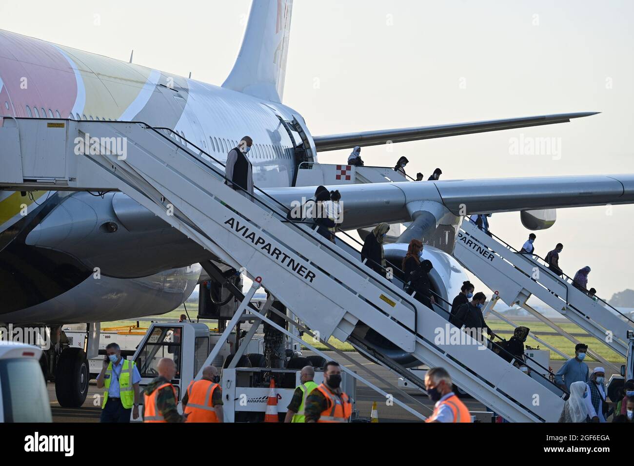 Die Menschen steigen bei der Ankunft eines gecharterten Air Belgium-Flugzeugs aus, das evakuierte Menschen aus Afghanistan auf dem Militärflughafen in Melsbroek befördert, Stockfoto