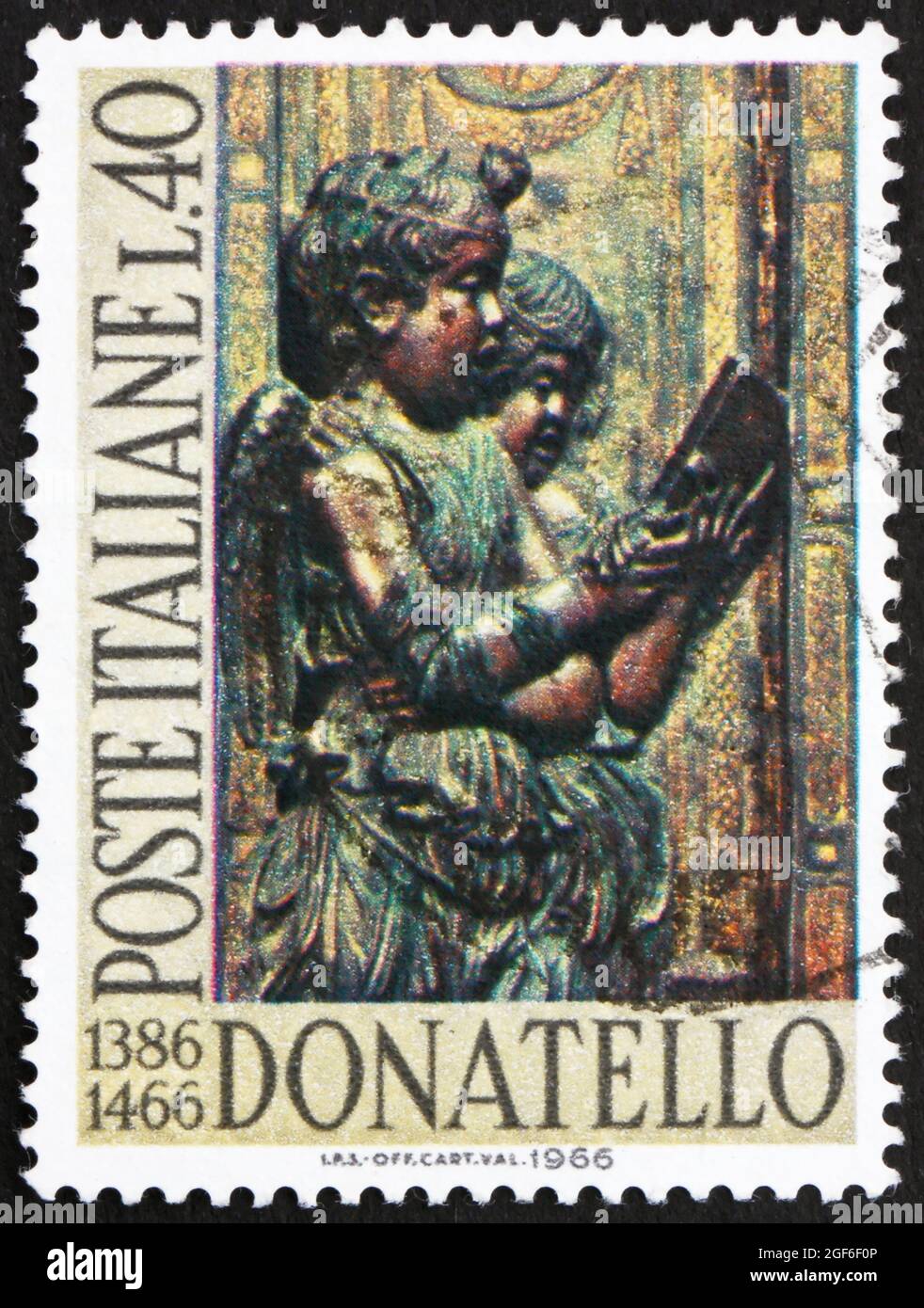 ITALIEN - UM 1966: Eine in Italien gedruckte Briefmarke zeigt singende Engel, von Donatello, Bildhauer, um 1966 Stockfoto