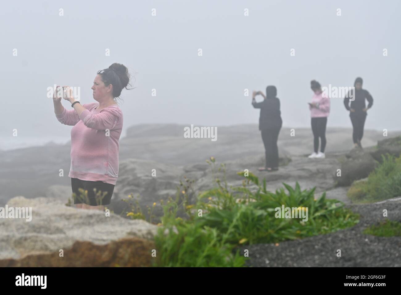 Maine, Usa. August 2021. Menschen beobachten und fotografieren das raue Wasser und den schweren Dunst außerhalb des Nubble Lighthouse in NY. Quelle: SOPA Images Limited/Alamy Live News Stockfoto