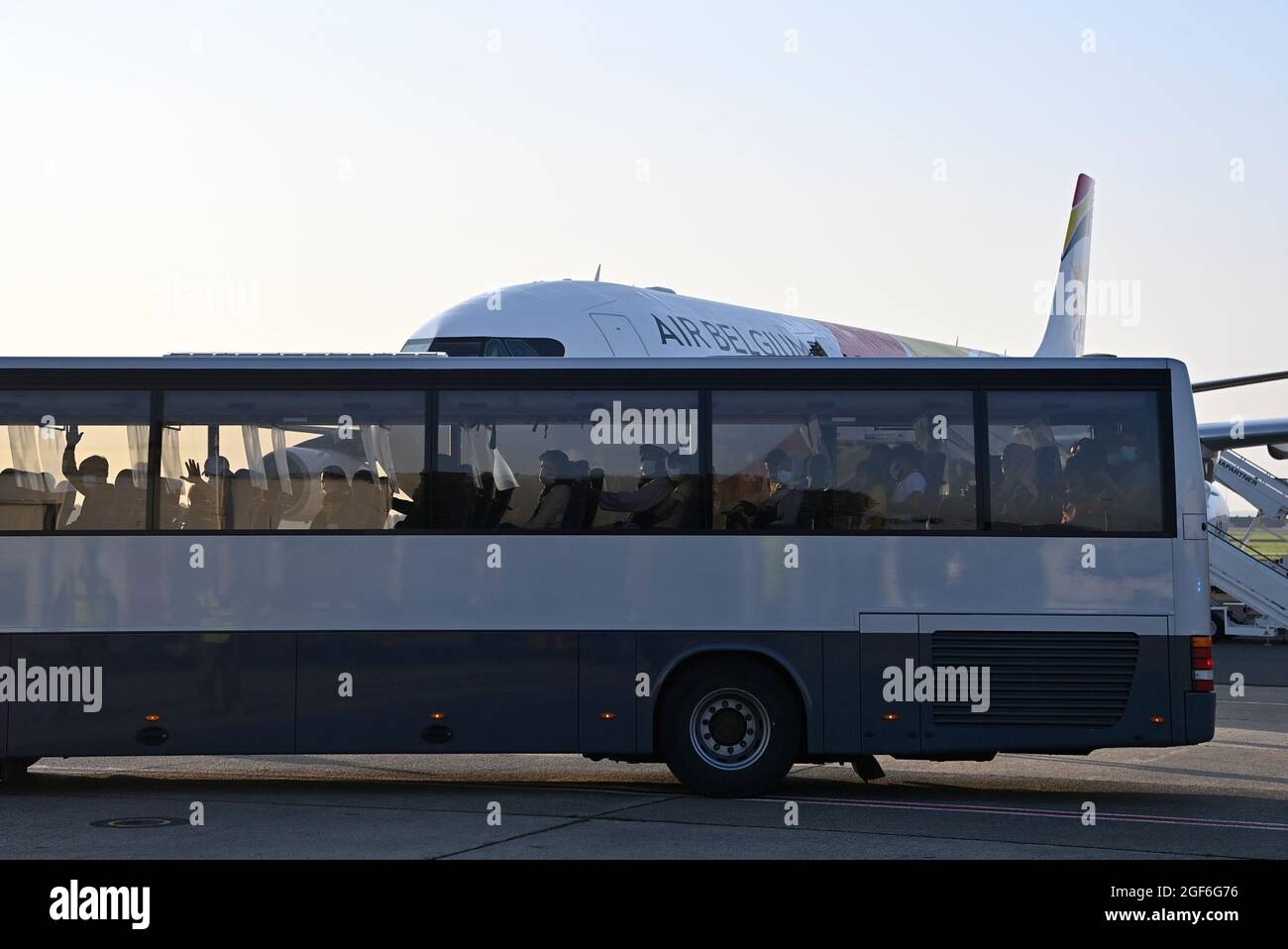 Die Menschen steigen bei der Ankunft eines gecharterten Air Belgium-Flugzeugs aus, das evakuierte Menschen aus Afghanistan auf dem Militärflughafen in Melsbroek befördert, Stockfoto