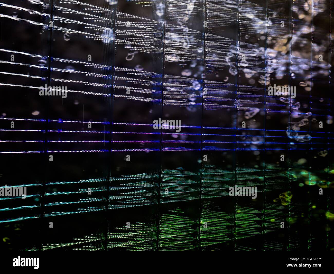 Farbige Wand mit LED Beleuchtung am Hauptbahnhof in Essen Stockfoto