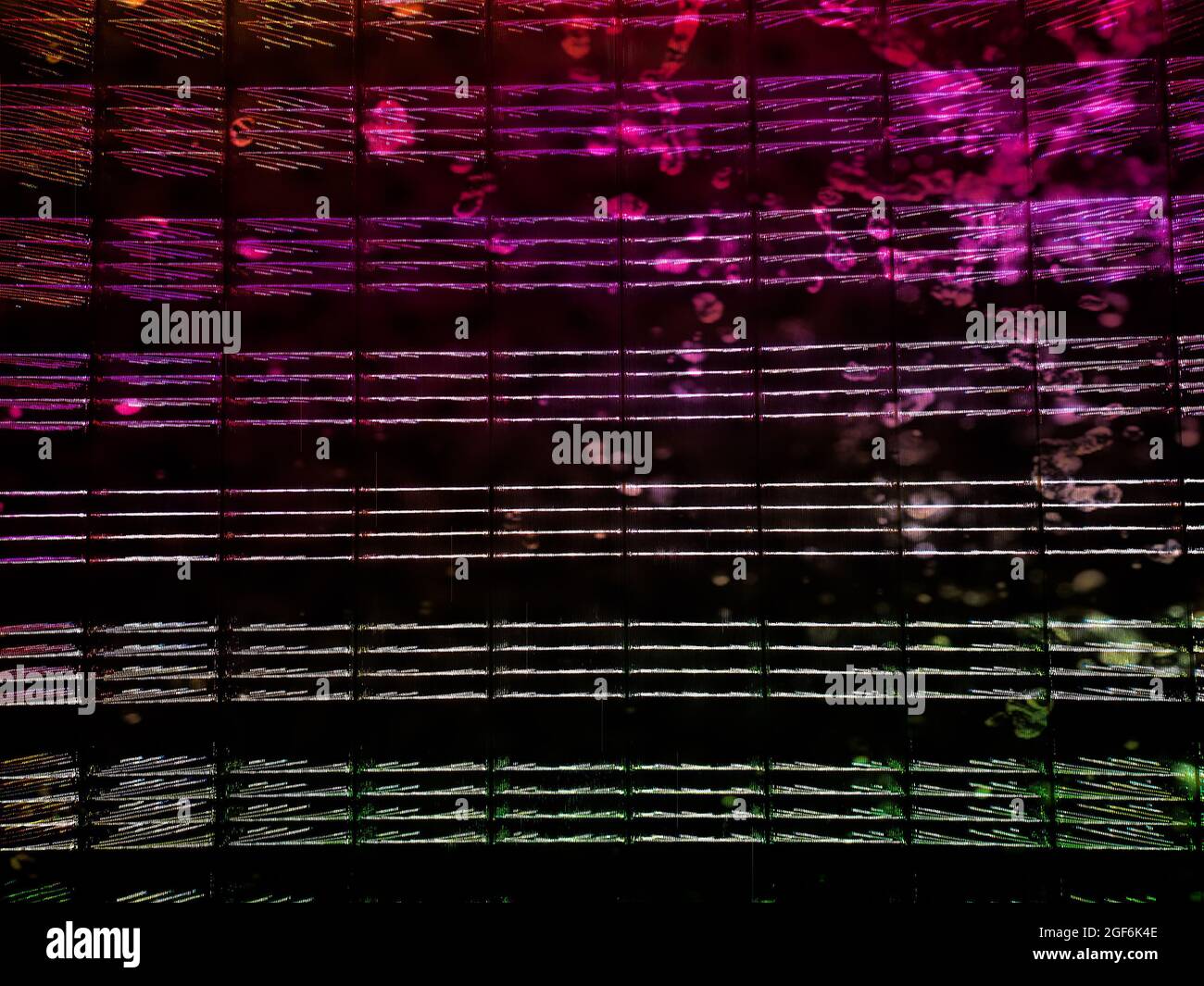 Farbige Wand mit LED Beleuchtung am Hauptbahnhof in Essen Stockfoto