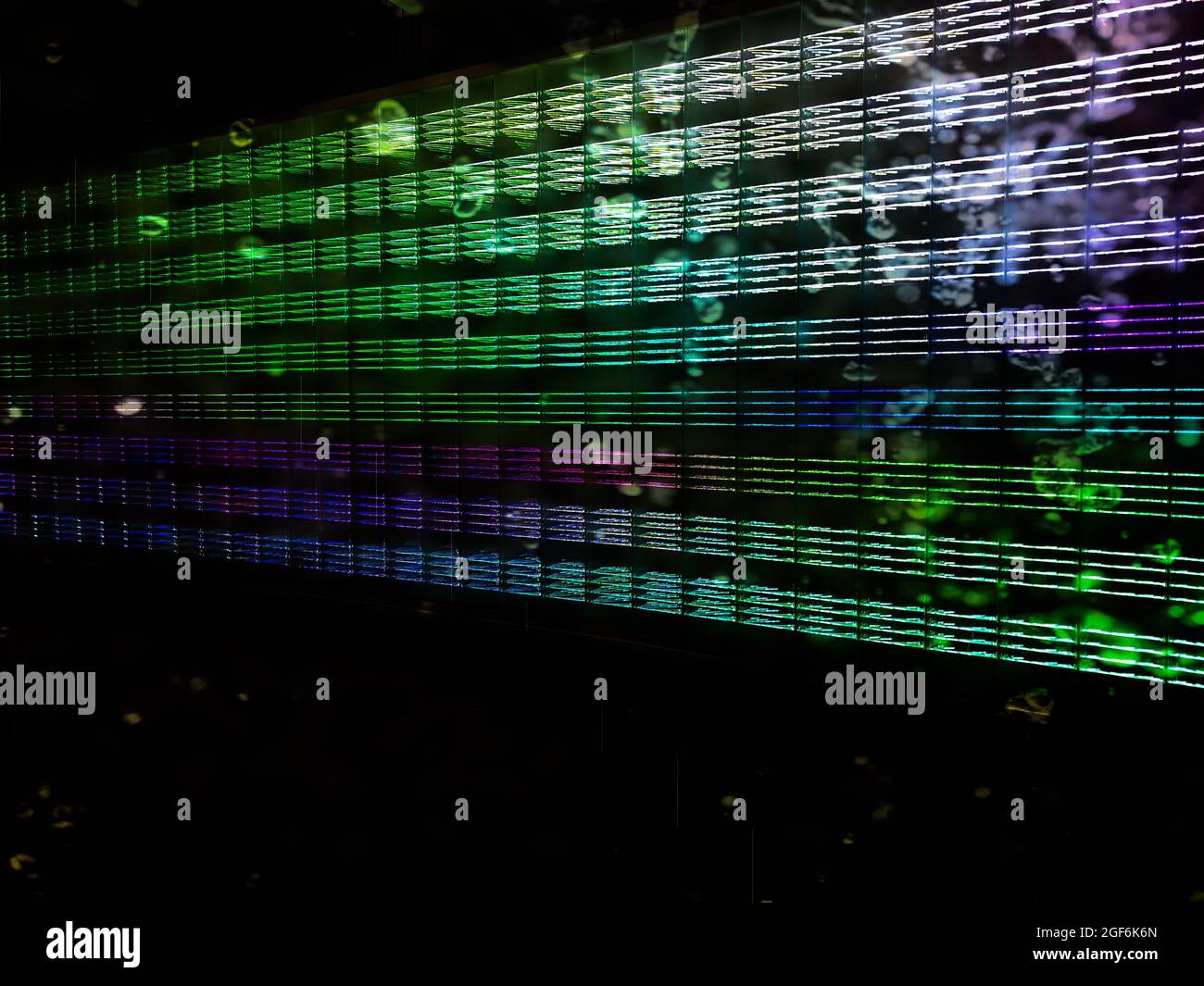 Farbige Wand mit LED Beleuchtung am Hauptbahnhof in Essen Stockfoto