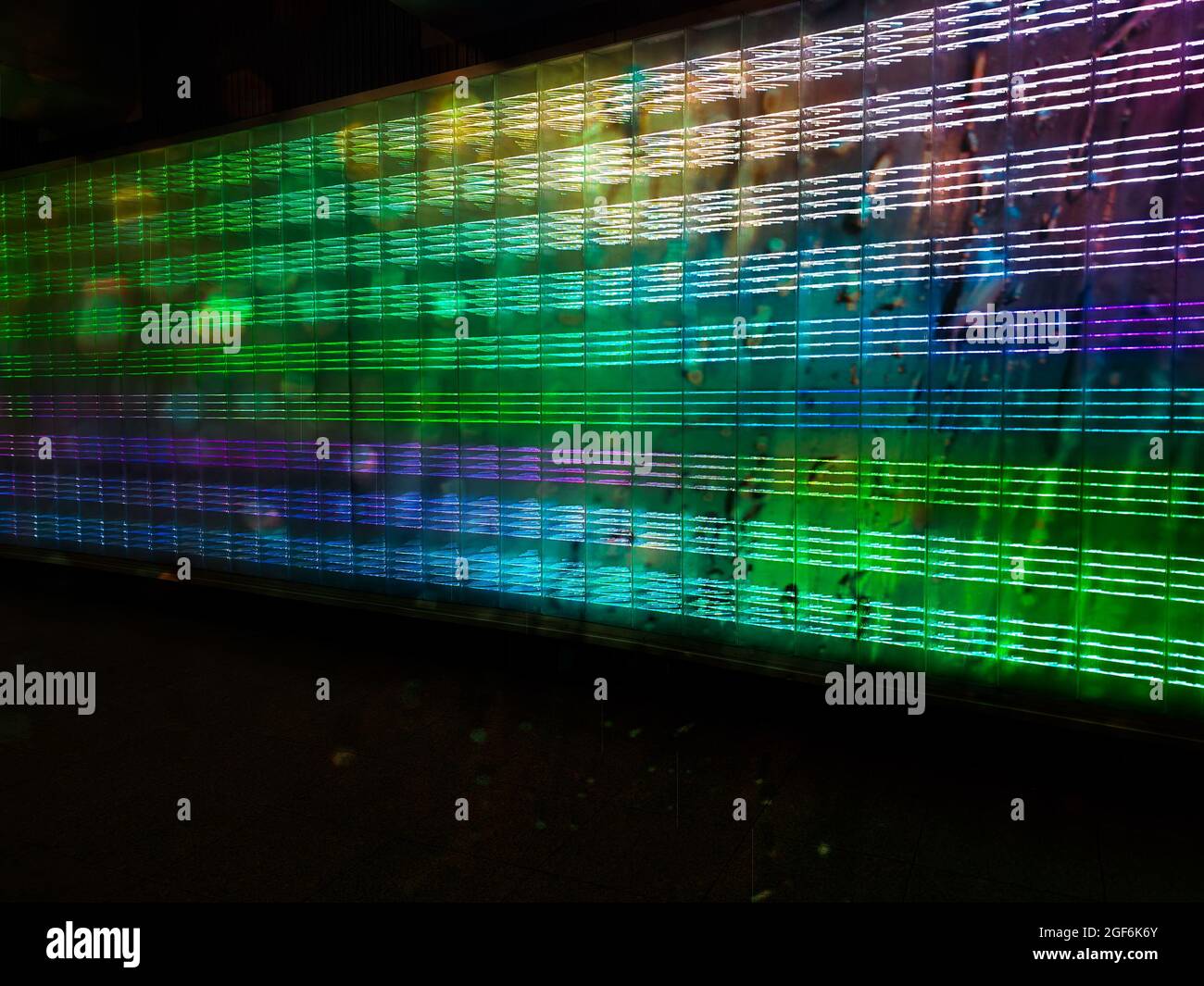 Farbige Wand mit LED Beleuchtung am Hauptbahnhof in Essen Stockfoto