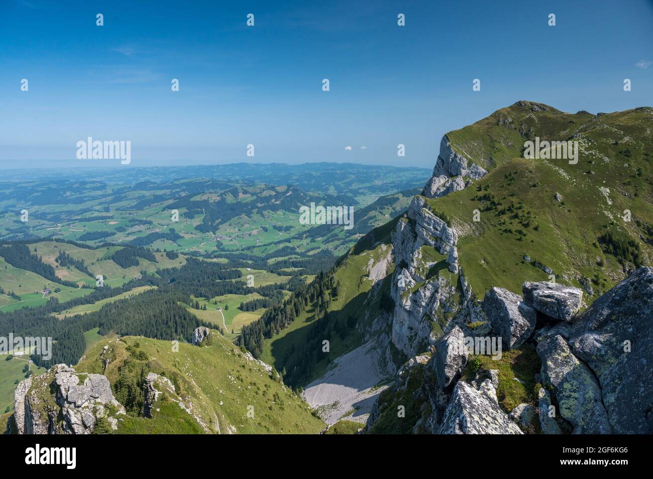 Blick vom Trogenhorn auf Hohgant über Innereriz und die Emmentaler Hügel Stockfoto