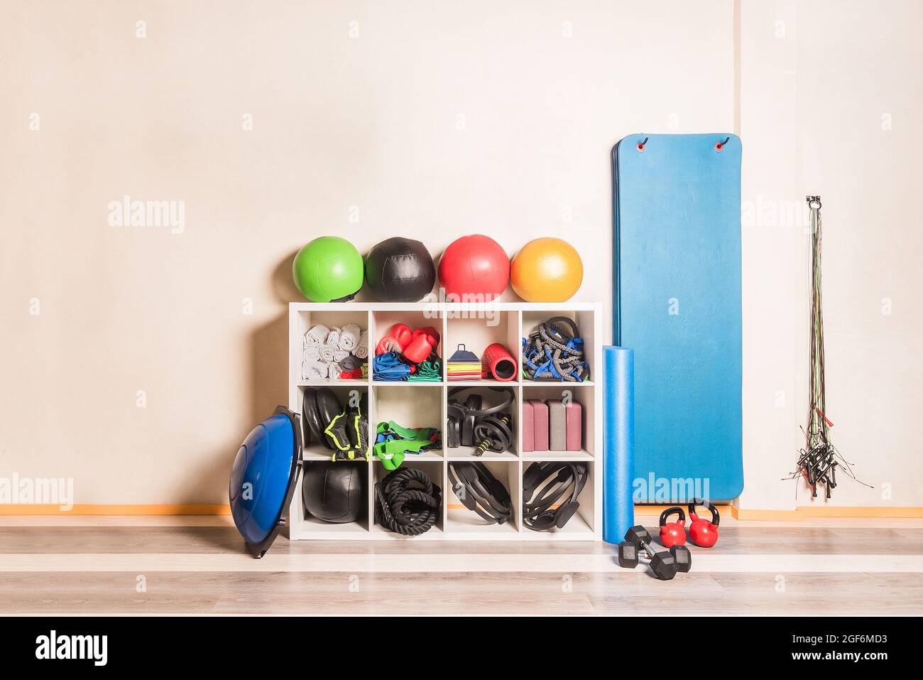 Vorderansicht der Fitnessgeräte in Regalen an der Wand Stockfoto