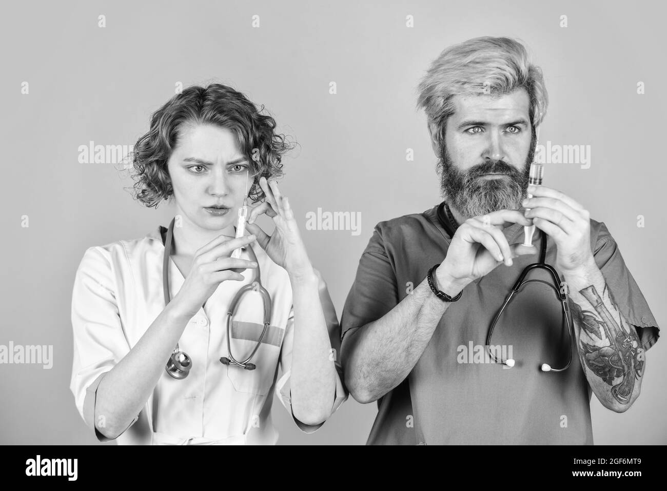 Erfolgreiches Team von Ärzten. Menschen in Uniformen blauer Hintergrund. Medizinisches Personal. Vertrauen Sie unseren Fachleuten. Healthcare-Geschäft. Teamarbeit und Stockfoto