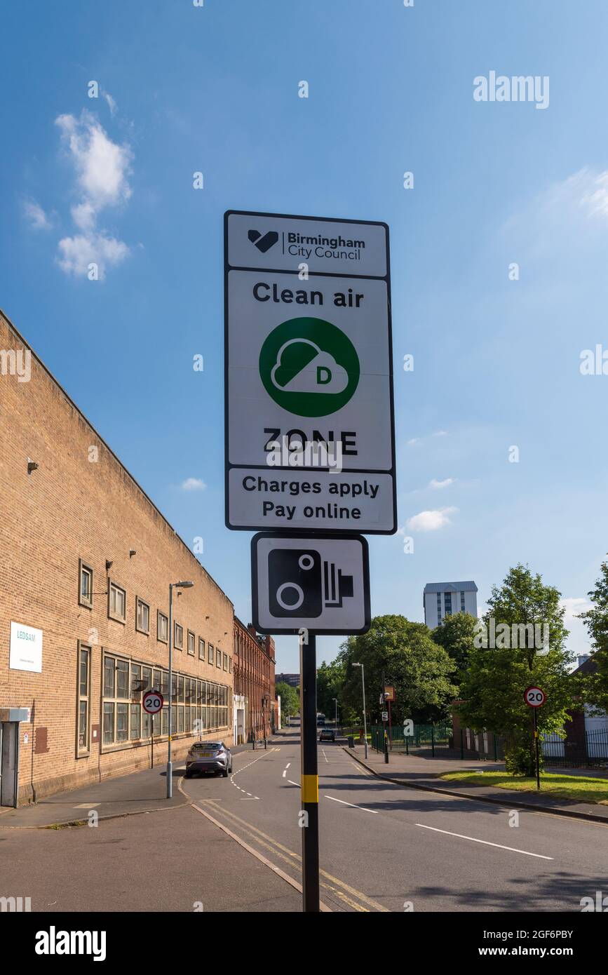Schilder, die vor den Gebühren für die Saubere Luft in Birmingham warnen Stockfoto