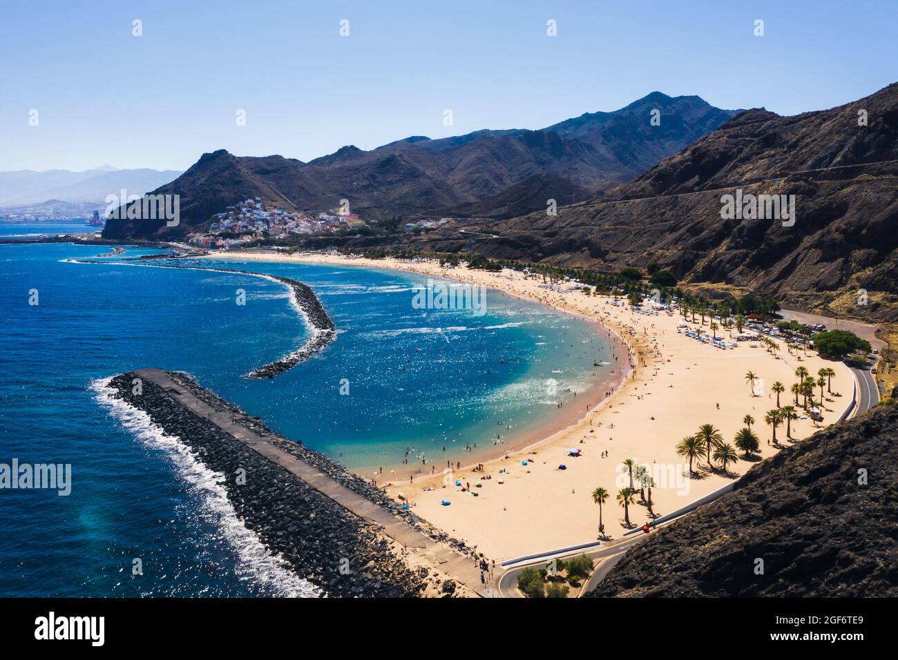 Toller Blick auf den Strand Las Teresitas mit gelbem Sand. Lage: Santa Cruz de Teneriffa, Teneriffa, Kanarische Inseln. Künstlerisches Bild. Beauty-Welt Stockfoto