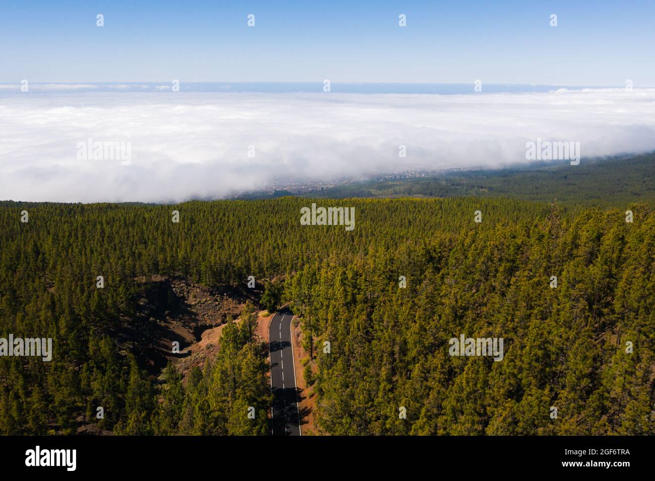 Wolkenmeer unter dem Teide auf Teneriffa, Luftaufnahme über Wolken auf der Insel Teneriffa. Kanarische Inseln, Spanien. Stockfoto