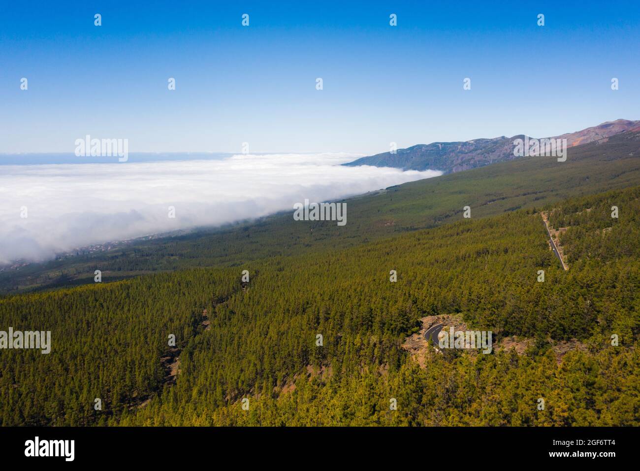 Wolkenmeer unter dem Teide auf Teneriffa, Luftaufnahme über Wolken auf der Insel Teneriffa. Kanarische Inseln, Spanien. Stockfoto