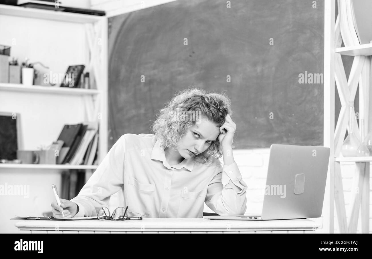 Online-Kurse für Erwachsene. Lehrer im Klassenzimmer arbeiten mit Notizbuch. Test online bestehen. Online-Videounterricht. Fernunterricht. Studentin, die studiert Stockfoto