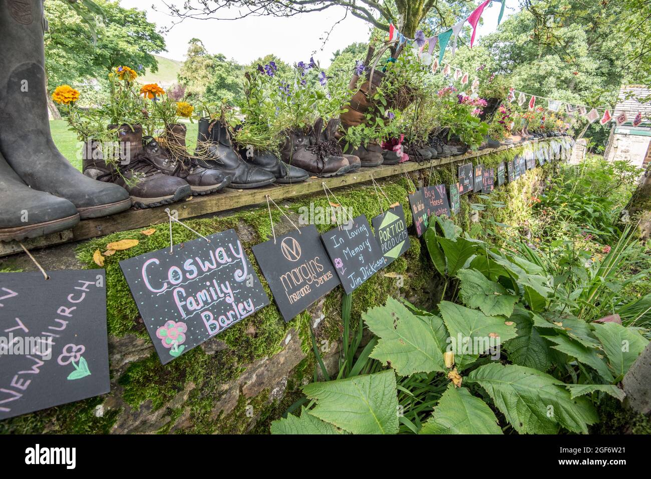 Pflanzen, die in alten Stiefeln angebaut und von Mitgliedern des Gerste Women's Institute im Gerste Village, Forest of Bowland, Lancashire, erschaffen wurden Stockfoto