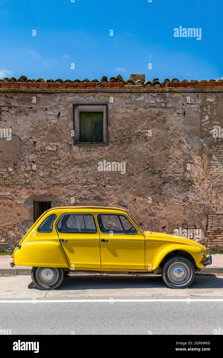 Gelbes Auto von der Stadt Dyane, das in einer Straße von Banyuls-sur-Mer, Pyrenees-Orientales, Frankreich, geparkt ist Stockfoto