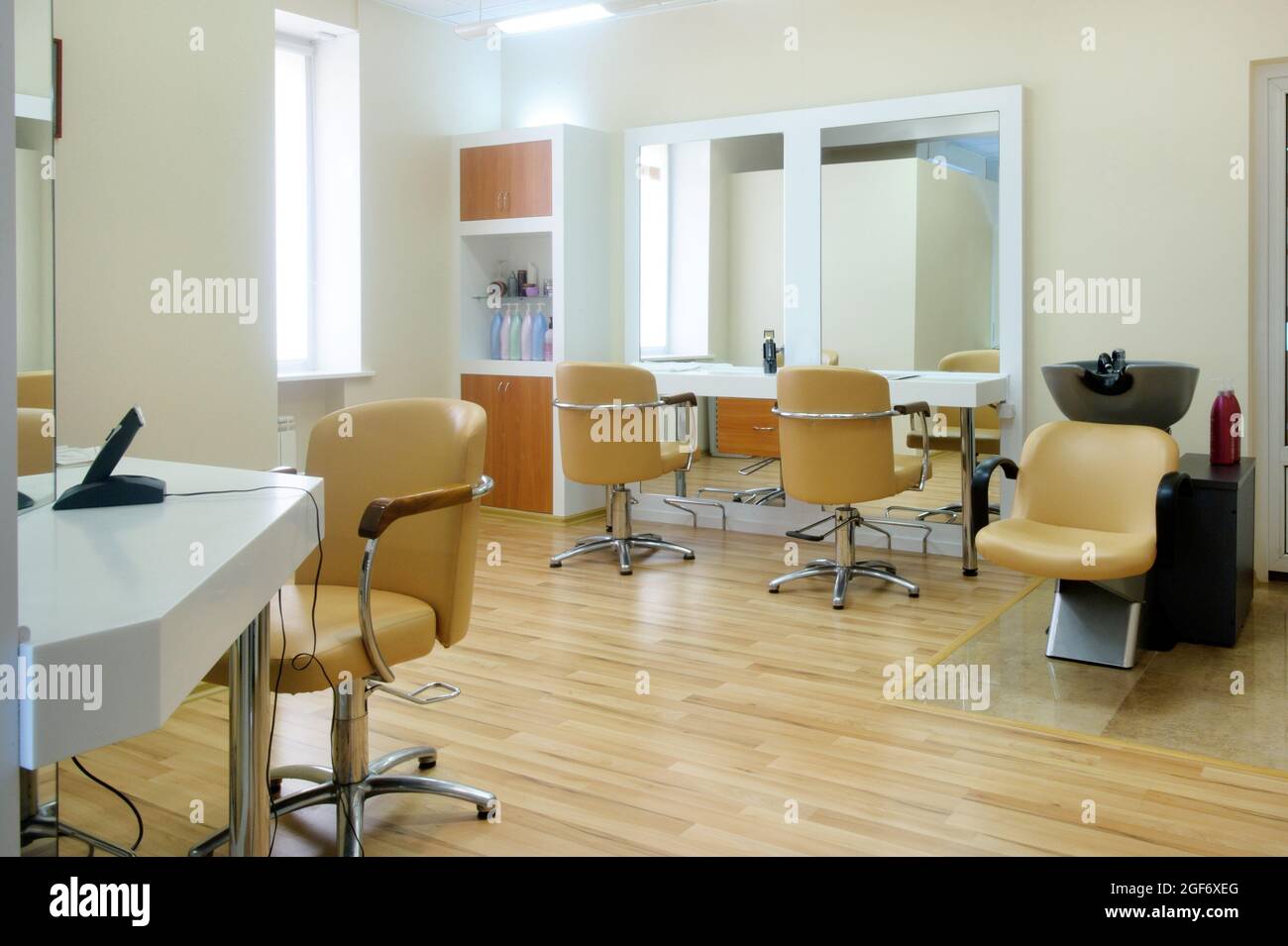 Interieur des Friseursalons in hellen Farben.Schönheitssalon. Platz zum Schneiden der Haare. Stockfoto