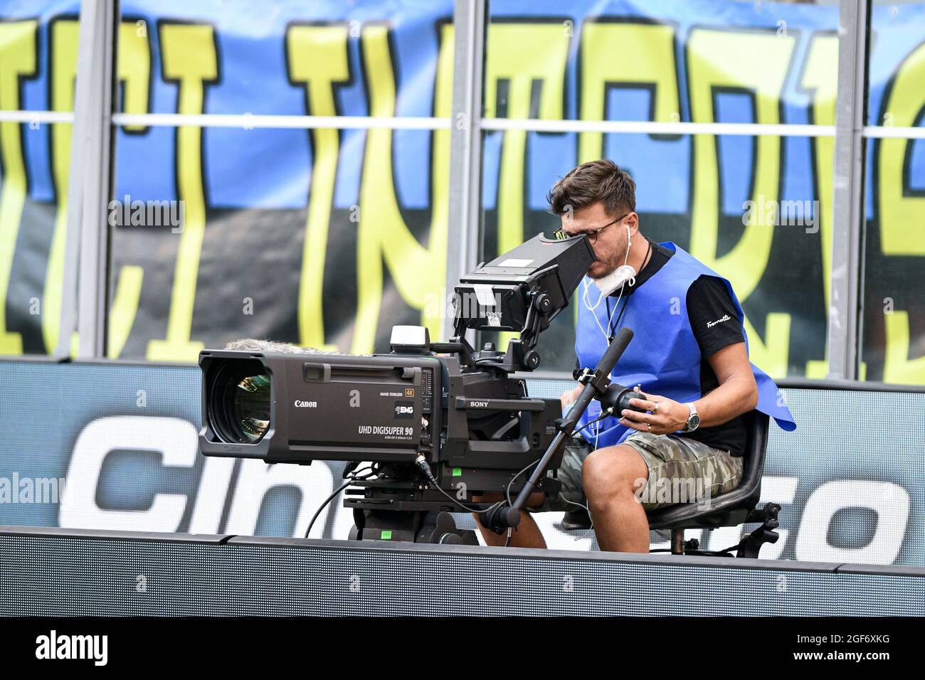 Mailand, Italien - 21. August 2021: TV-Kamera-Betreiber während der italienischen Fußball-Meisterschaft Serie A 2021-2022 Spiel Inter Mailand gegen Genua in San Siro Stockfoto