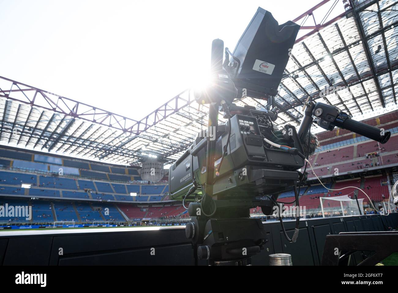 Mailand, Italien - 21. August 2021: Eine tv-Kamera wird vor dem Spiel der italienischen Fußballmeisterschaft Serie A 2021-2022 Inter Mailand gegen Genua in San Siro gesehen Stockfoto