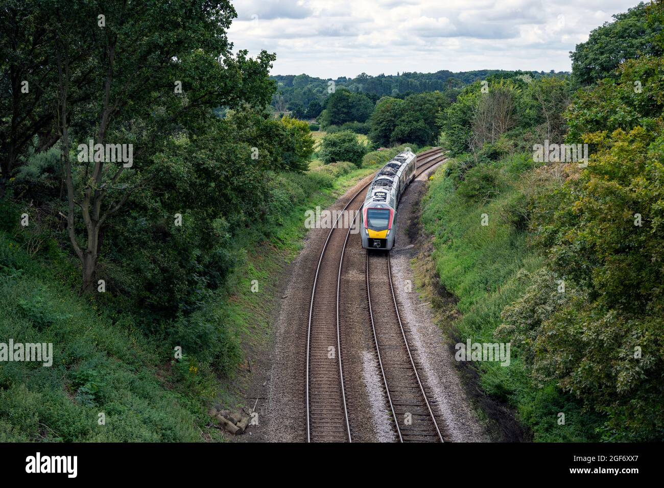 Stadler Bi-Mode-Personenzug nähert sich Woodbridge auf der East Suffolk-Nebenstrecke. Stockfoto