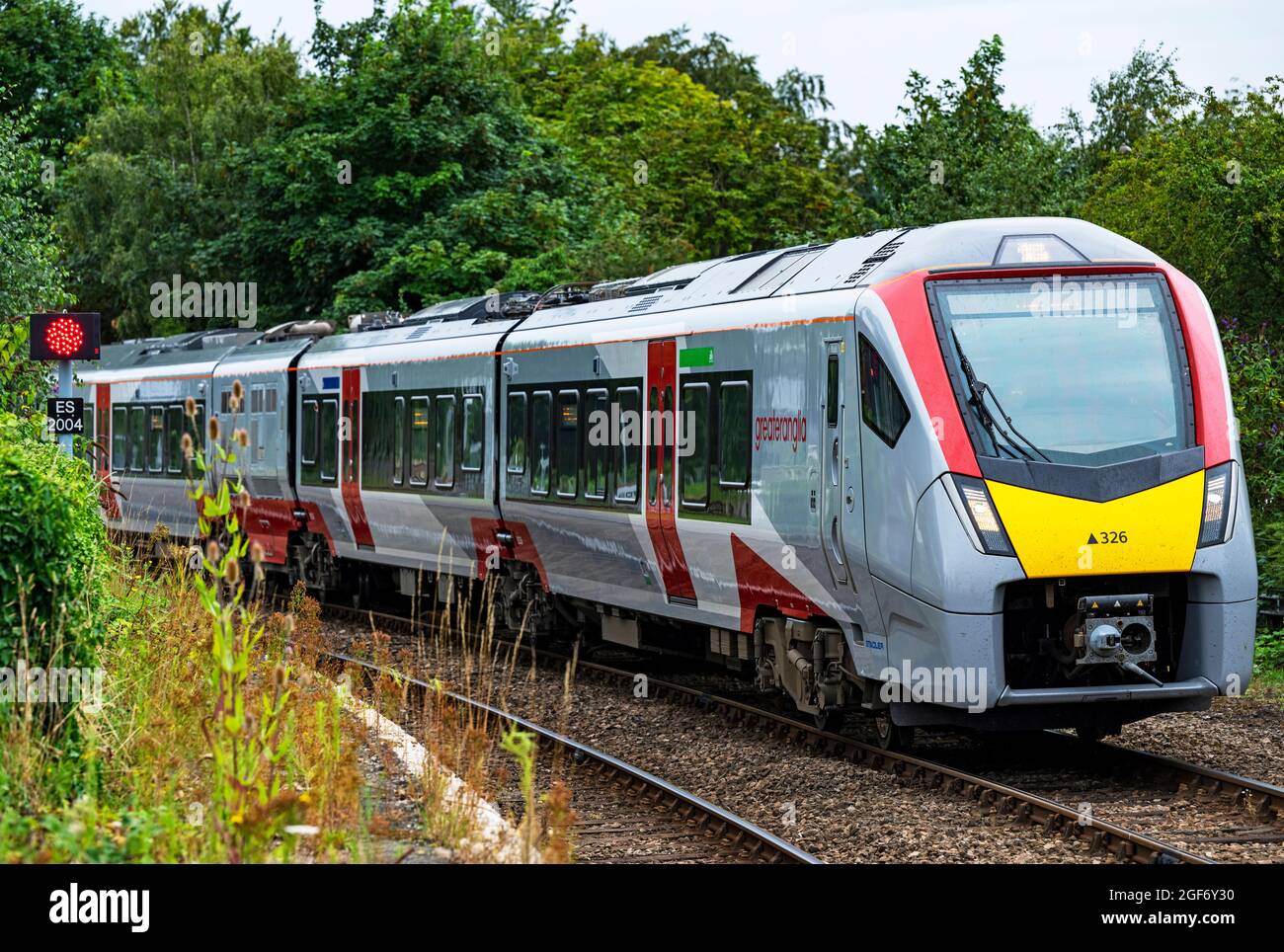 Stadler-Personenzug mit Doppelantrieb auf der Zweigstrecke East Suffolk, Woodbridge, Großbritannien. Stockfoto