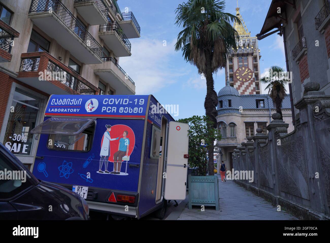 Batumi, Georgia - 5. August 2021: Auto wartet auf Tests von Covid auf der Straße Stockfoto