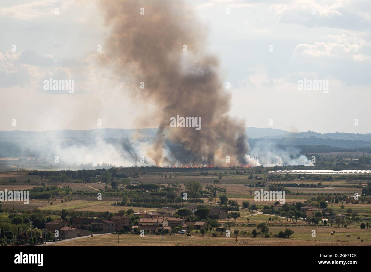 Sommerbrand in der Toskana, Italien, von Castiglion Fiorentino aus gesehen, 21/08/2021 Stockfoto