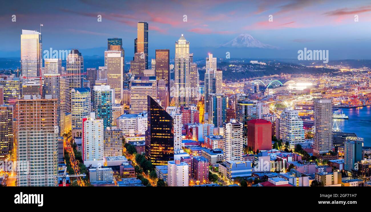 Panorama der Skyline von Seattle bei Sonnenuntergang vom Space Needle Tower, Seattle, WA Stockfoto
