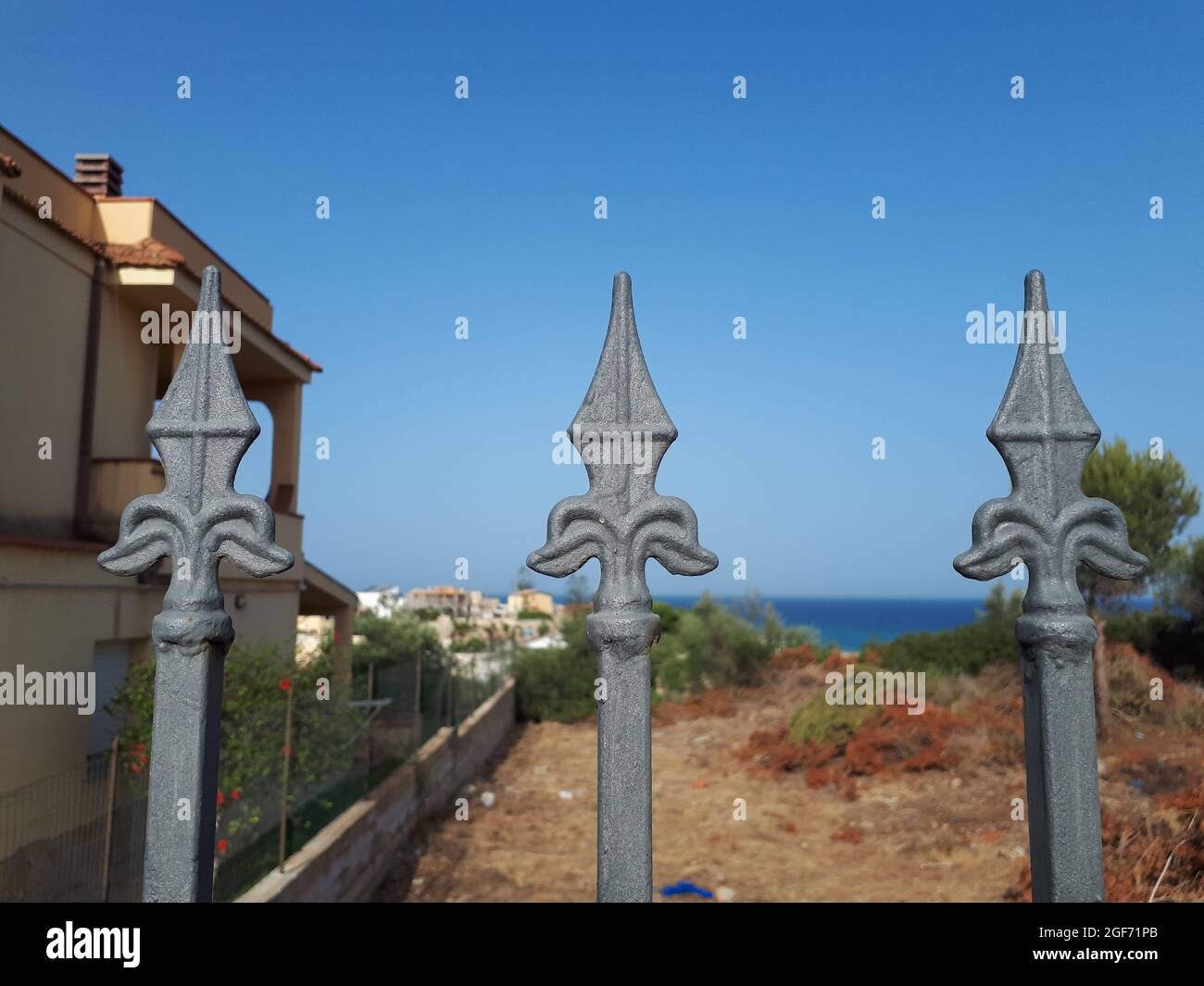 Nahaufnahme des Eisenzauens in Lido di Noto, Sizilien Stockfoto