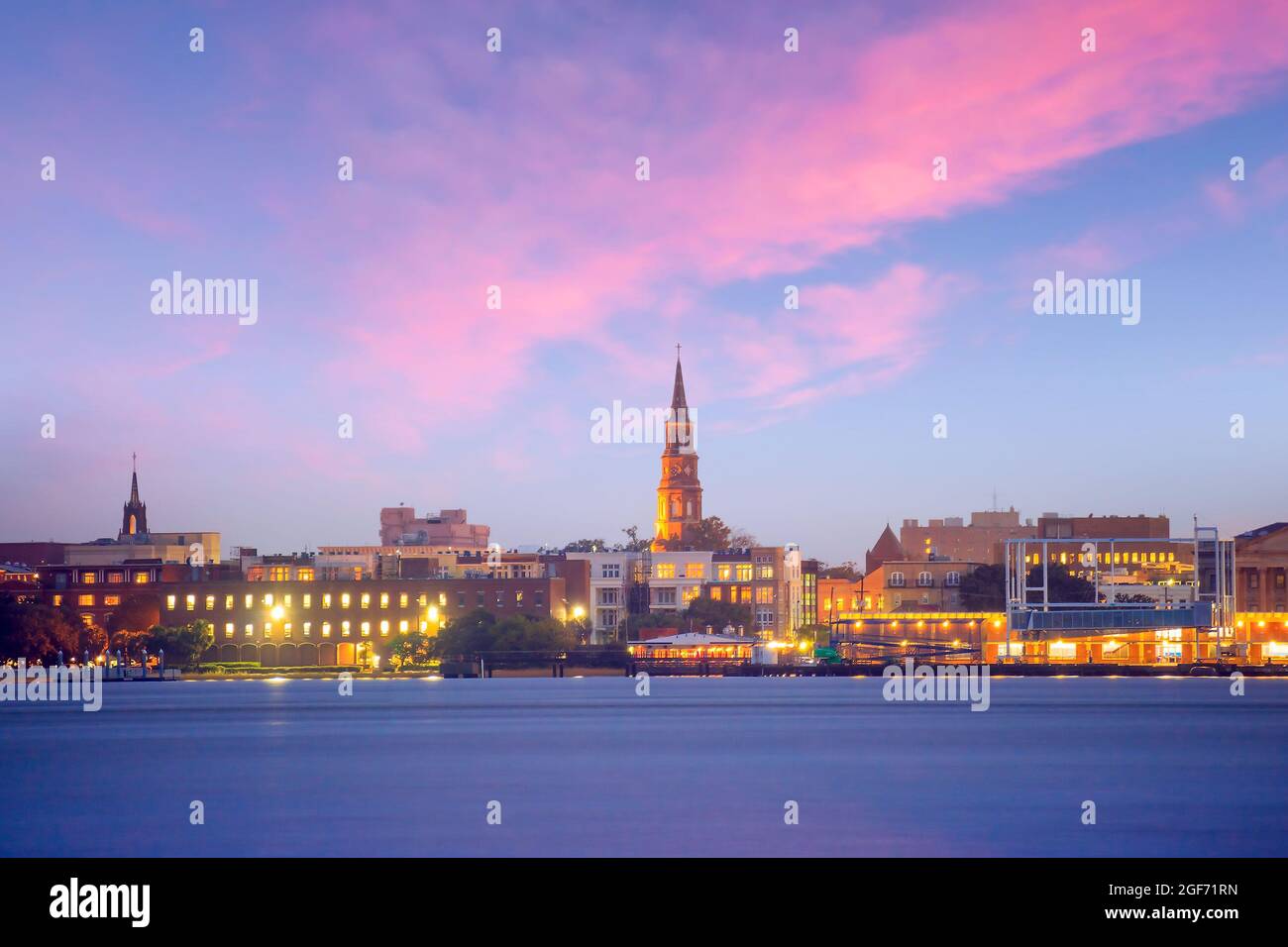 Skyline von Charleston, South Carolina, USA in der Dämmerung. Stockfoto