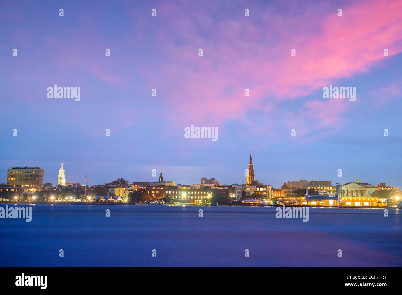 Skyline von Charleston, South Carolina, USA in der Dämmerung. Stockfoto