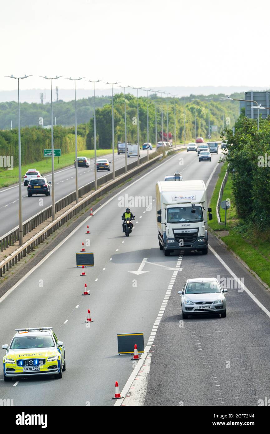 Herne Bay, Kent, England, Großbritannien. August 2021. Die Hauptverkehrszeiten an der Küste von Kent verzögerten sich. Nach einem Selbstmord auf der A299 London nach Thanet Hauptstraße wurde die Straße heute Morgen ab 8 Uhr in beide Richtungen von Whitstable nach Herne Bay gesperrt. Anscheinend hängt sich ein Mann an einer Brücke in der Nähe der Abzweigung von Herne Bay auf. Kredit; Malcolm Fairman/Alamy Live News Stockfoto