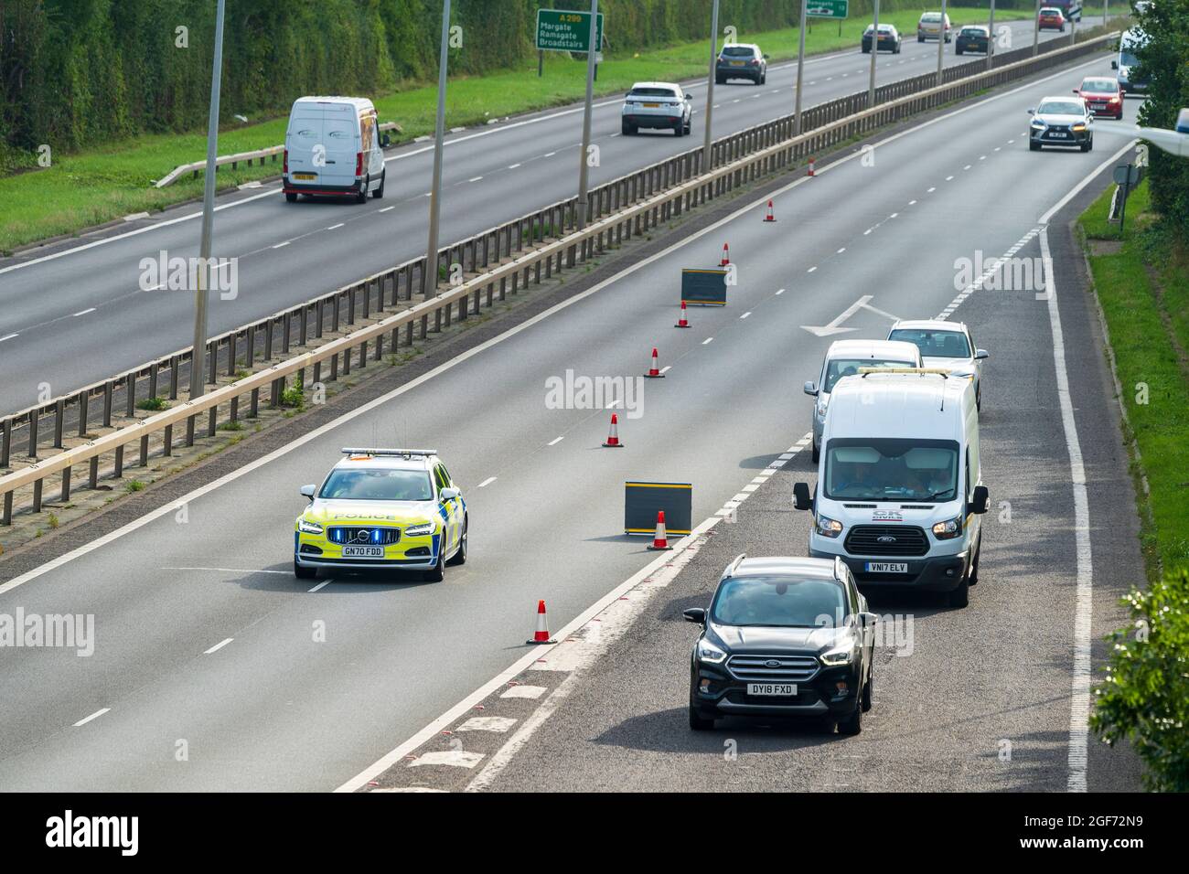 Herne Bay, Kent, England, Großbritannien. August 2021. Die Hauptverkehrszeiten an der Küste von Kent verzögerten sich. Nach einem Selbstmord auf der A299 London nach Thanet Hauptstraße wurde die Straße heute Morgen ab 8 Uhr in beide Richtungen von Whitstable nach Herne Bay gesperrt. Anscheinend hängt sich ein Mann an einer Brücke in der Nähe der Abzweigung von Herne Bay auf. Kredit; Malcolm Fairman/Alamy Live News Stockfoto