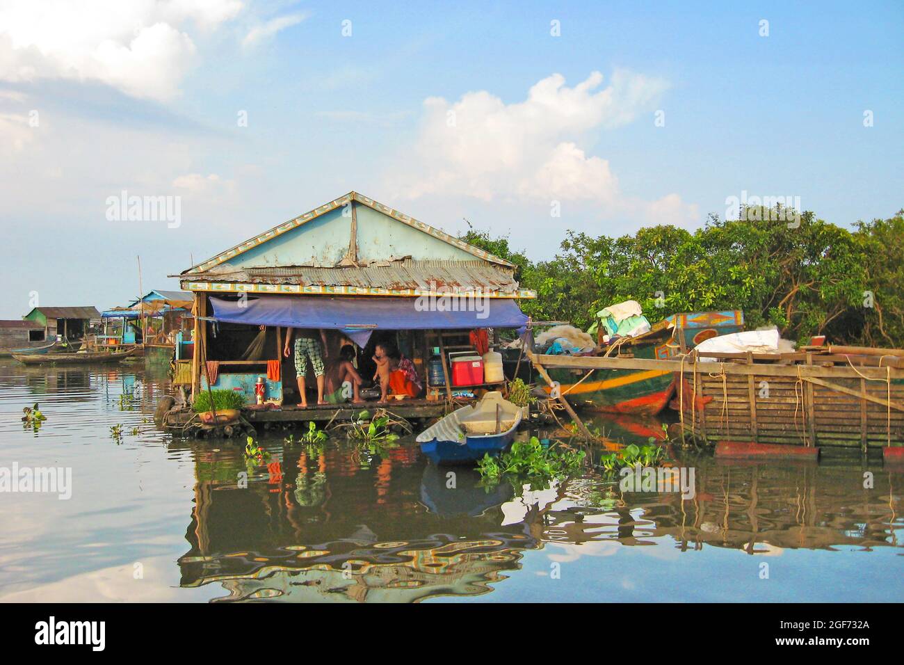 THAILAND - 19. OKTOBER 2012: Schwimmendes Dorf mit Häusern auf Pfählen Stockfoto