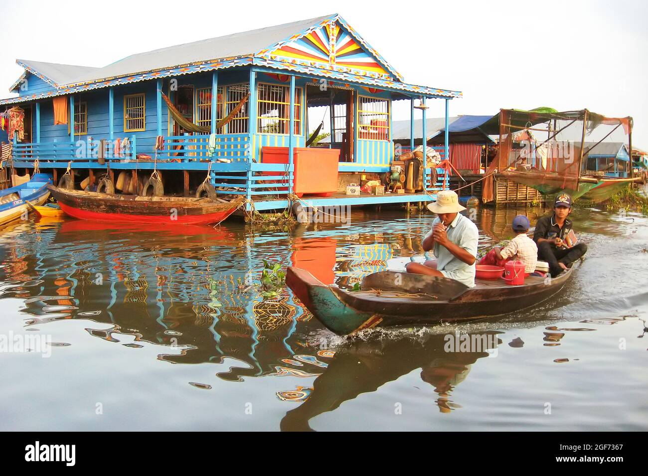 THAILAND - 19. OKTOBER 2012: Schwimmendes Dorf mit Häusern auf Pfählen Stockfoto