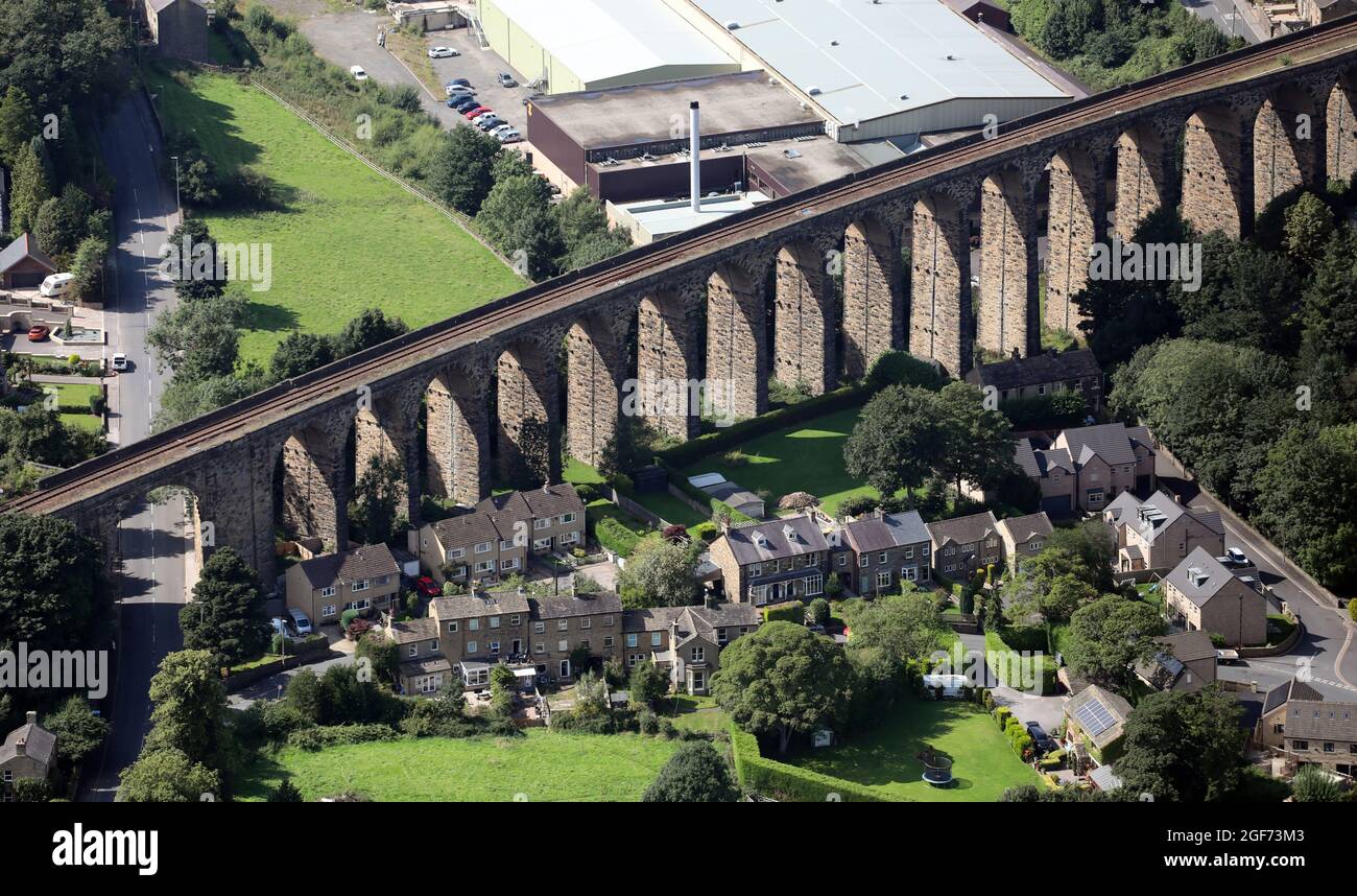 Luftaufnahme der Eisenbahnbrücke Denby Dale Viaduct bei Huddersfield Stockfoto