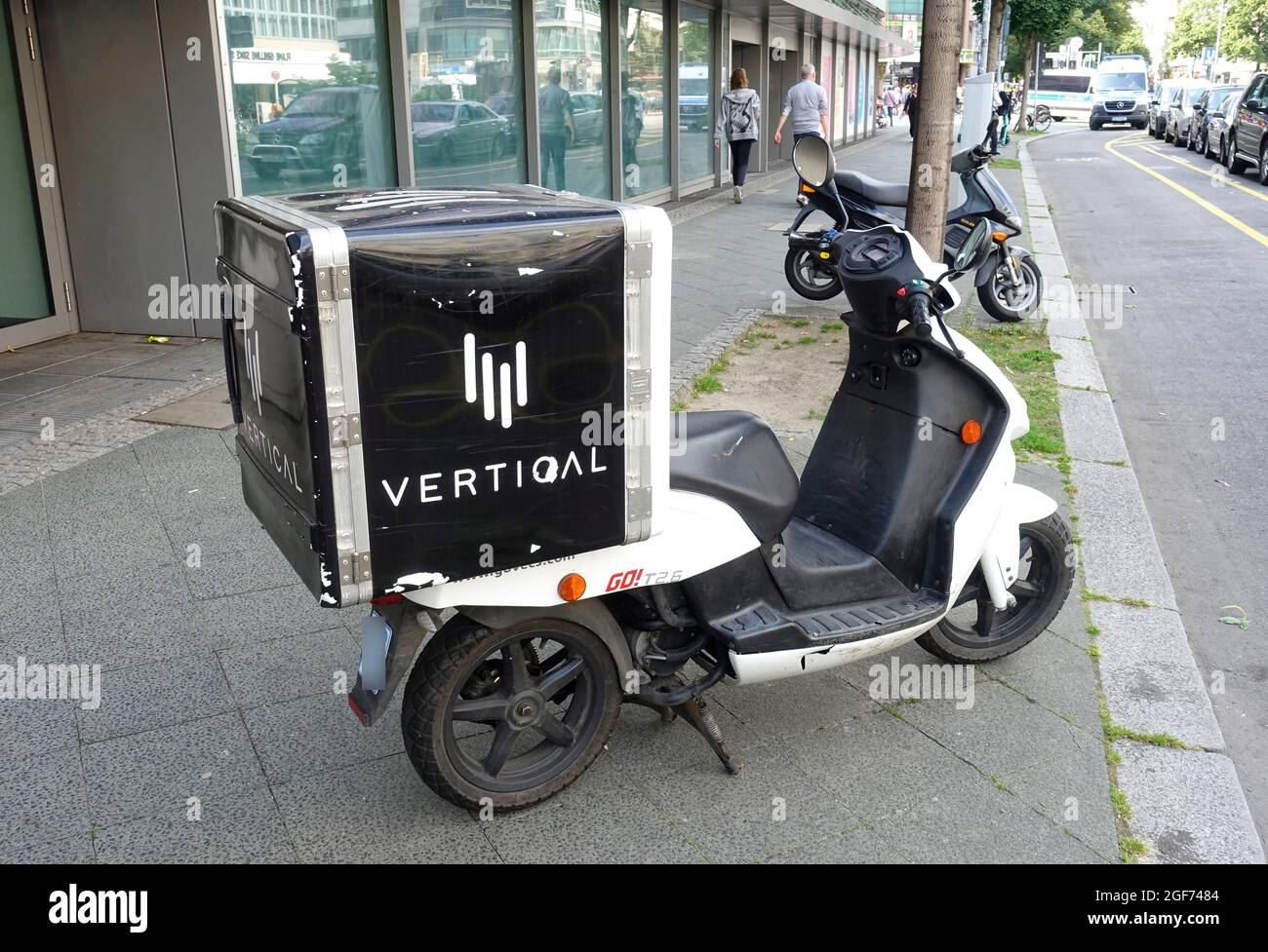Moped von Lieferservice Vertical in Berlin Stockfoto
