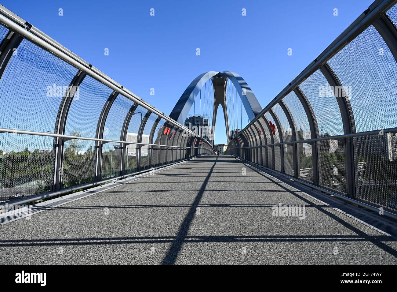 Leerer Boden mit moderner Brücke mit Bögen. Hintergrund mit Kopierraum und Konzept für eine futuristische, zeitgenössische Stadt. Stockfoto