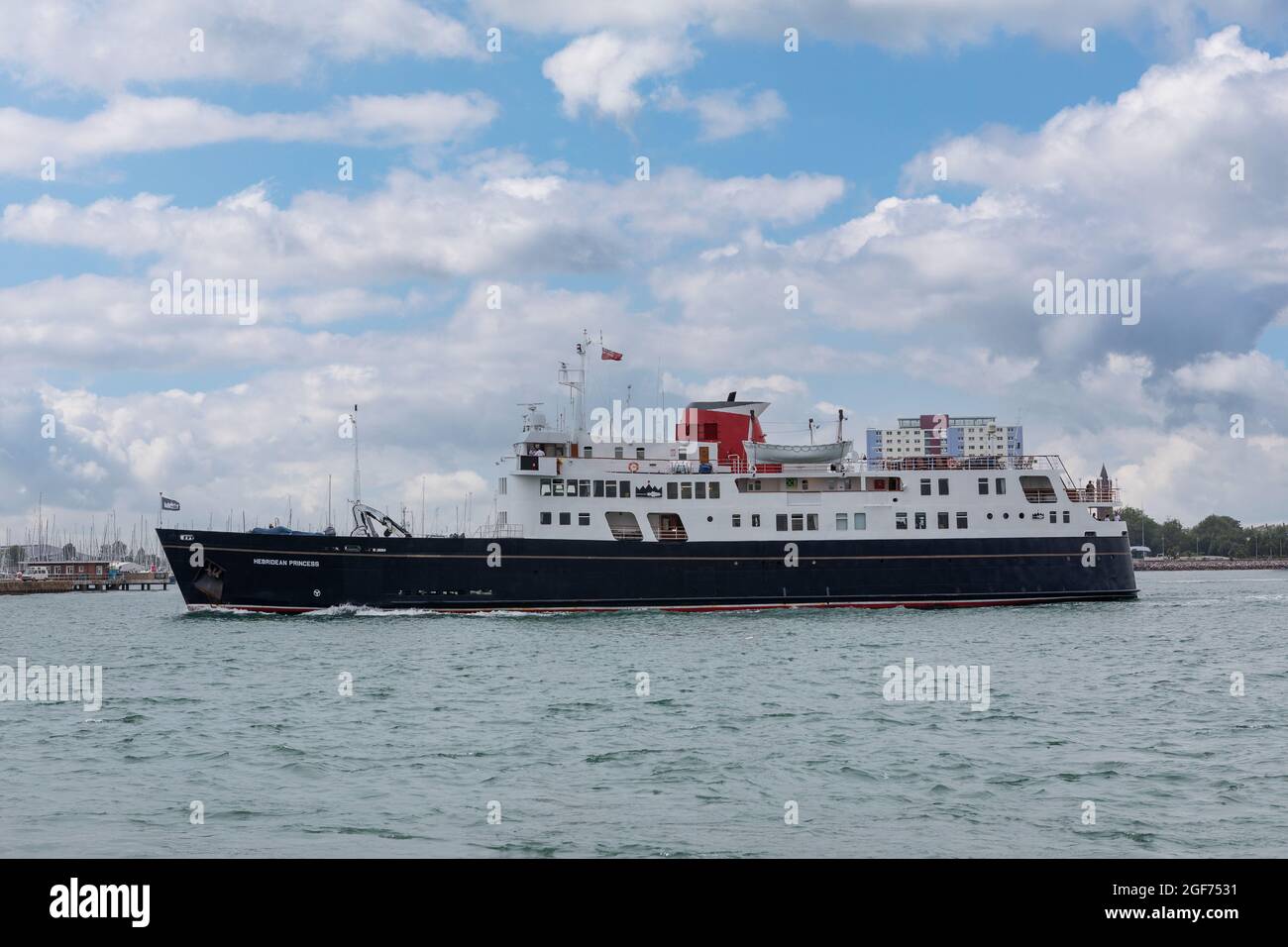 Das kleine Luxus-Kreuzschiff MV Hebridean Princess verlässt den Hafen von Portsmouth. Sie begann ihr Leben als Autofähre und als Royal Mail Ship, die aus Oban heraus arbeitete. Stockfoto