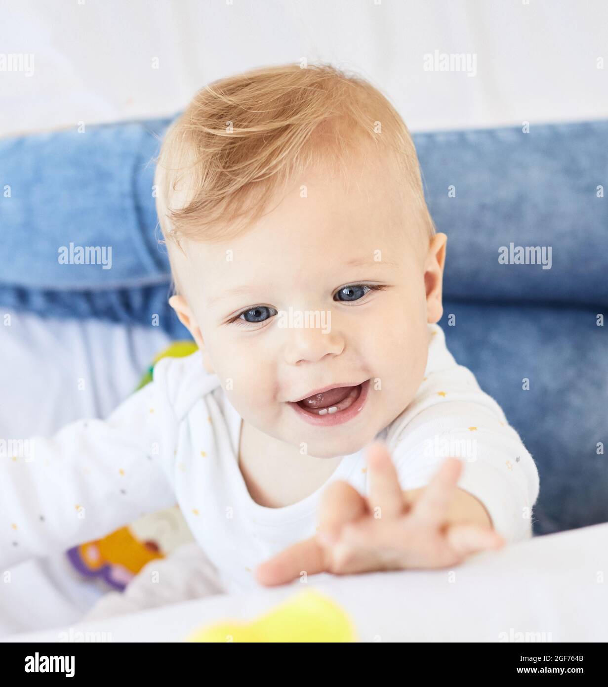 Kind Baby Junge spielend Kindheit Spielzeug Kleinkind niedlich Spaß wenig Stockfoto