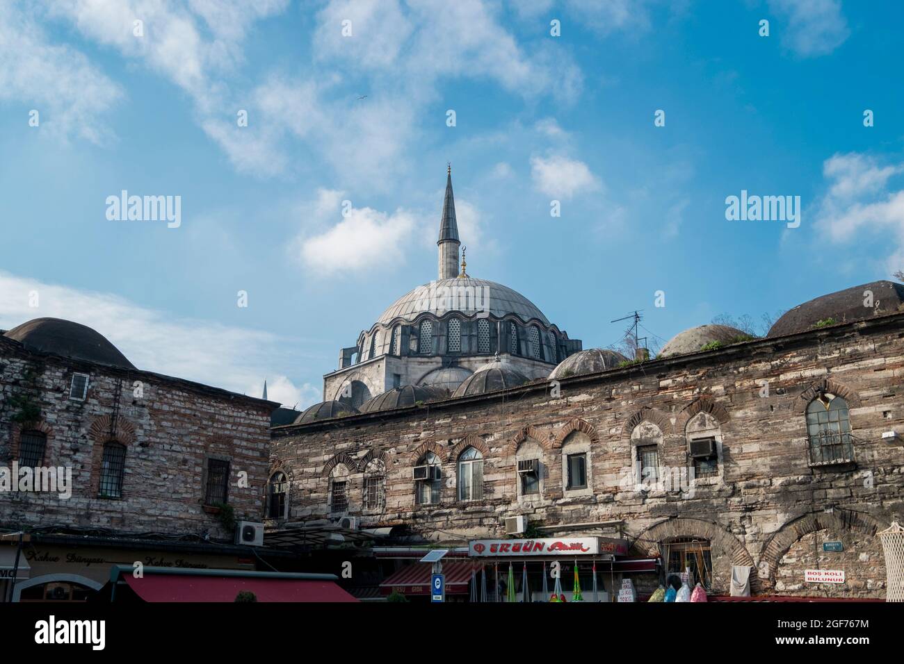 Außenansicht in der Nachbarschaft. Die Rustem Pasa Camii Moschee in Istanbul, Türkei. Stockfoto