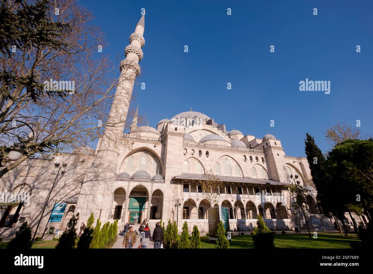 Niedriger Winkel von außen mit Minarett. An der großen Suleymaniye Moschee in Istanbul, Türkei. Stockfoto