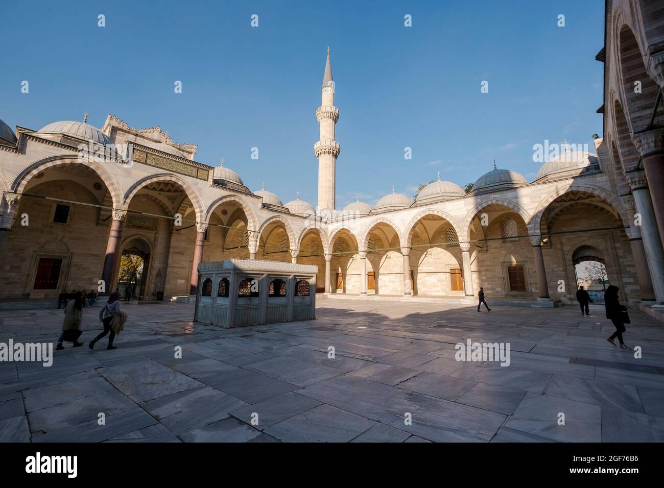 Blick vom Hof mit sonnigem Minarett. An der großen Suleymaniye Moschee in Istanbul, Türkei. Stockfoto