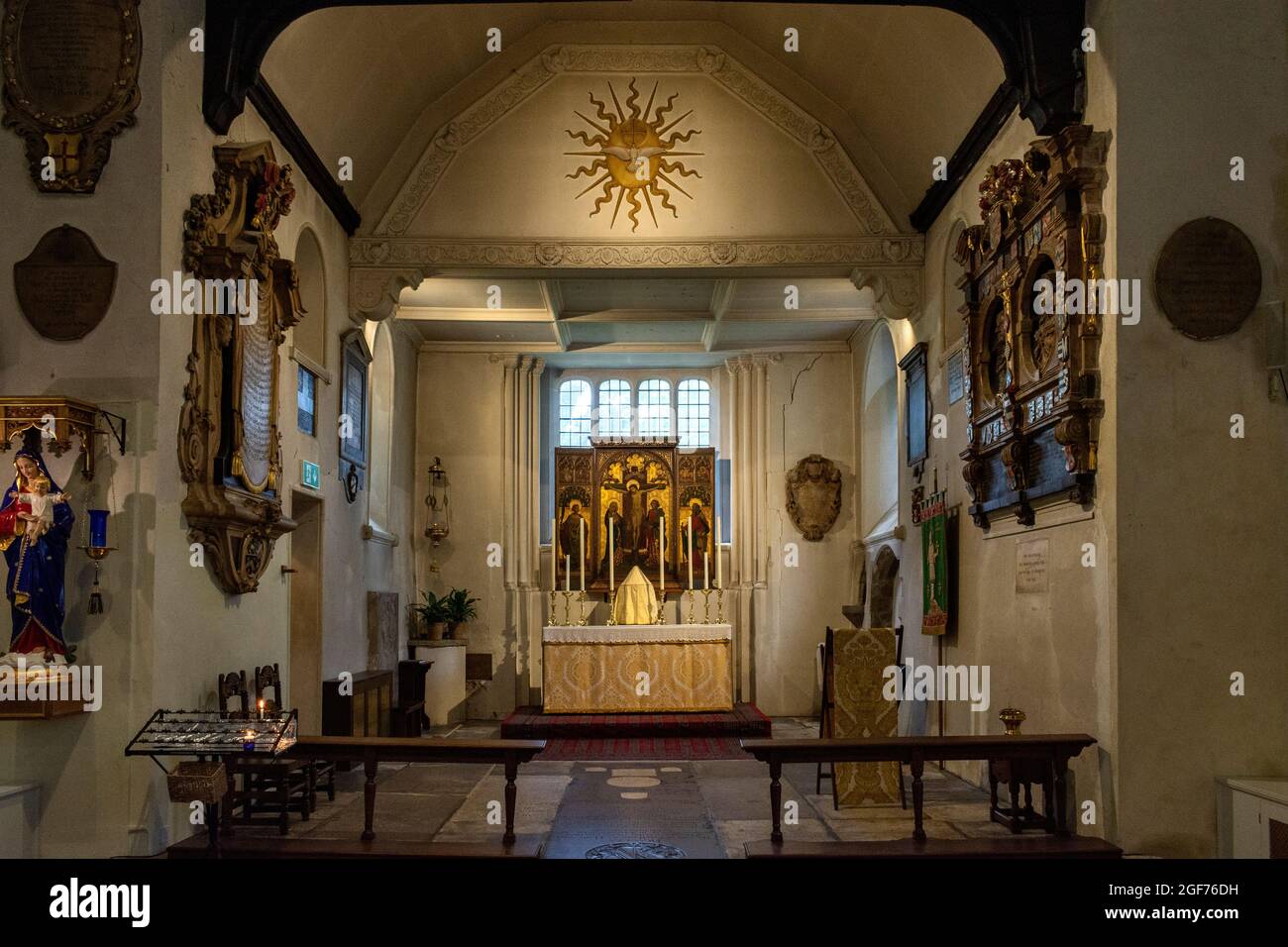 LONDON SOMERS STADT SAINT PANCRAS ALTE KIRCHE DAS INNERE UND DER ALTAR Stockfoto