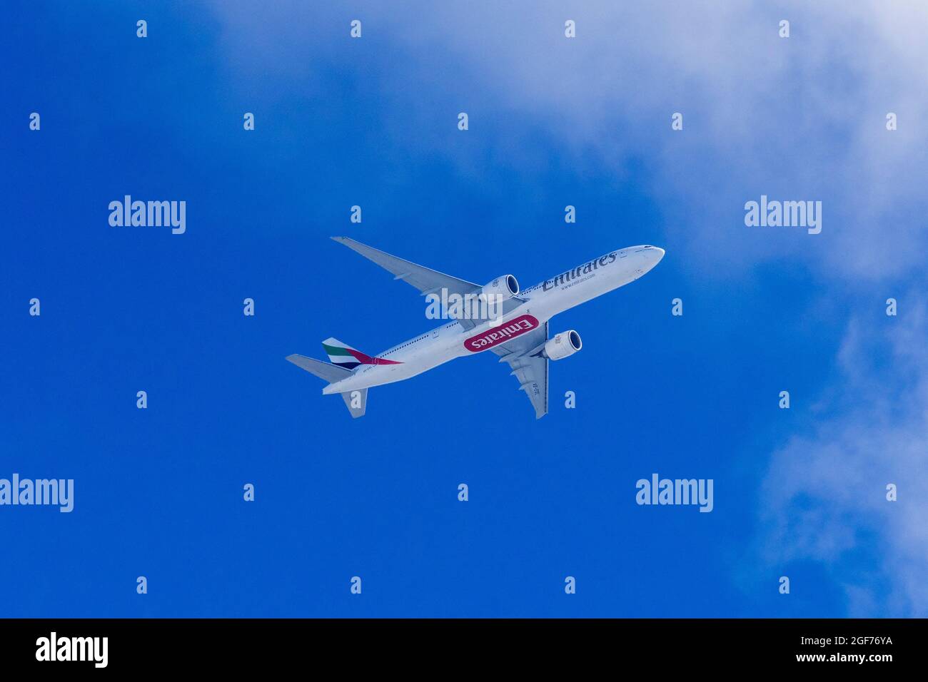 Emirates Airliner Boeing 777-300 er in Flug. Stockfoto