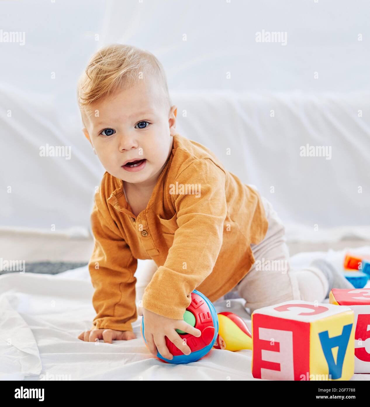 Kind Baby Junge spielend Kindheit Spielzeug Kleinkind niedlich Spaß wenig Stockfoto