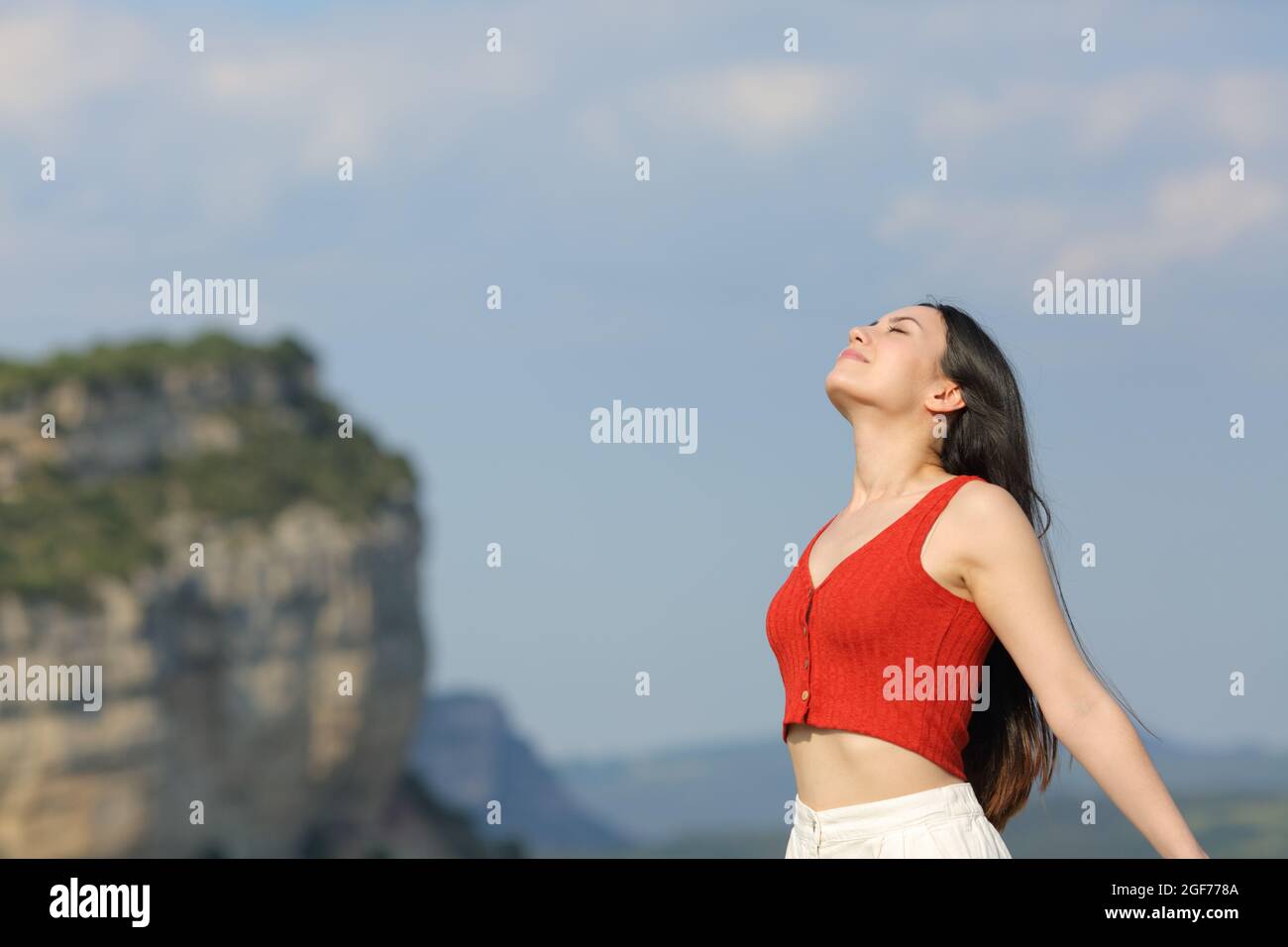 Mischrasse Frau in rot atmen frische Luft im Berg stehen Stockfoto
