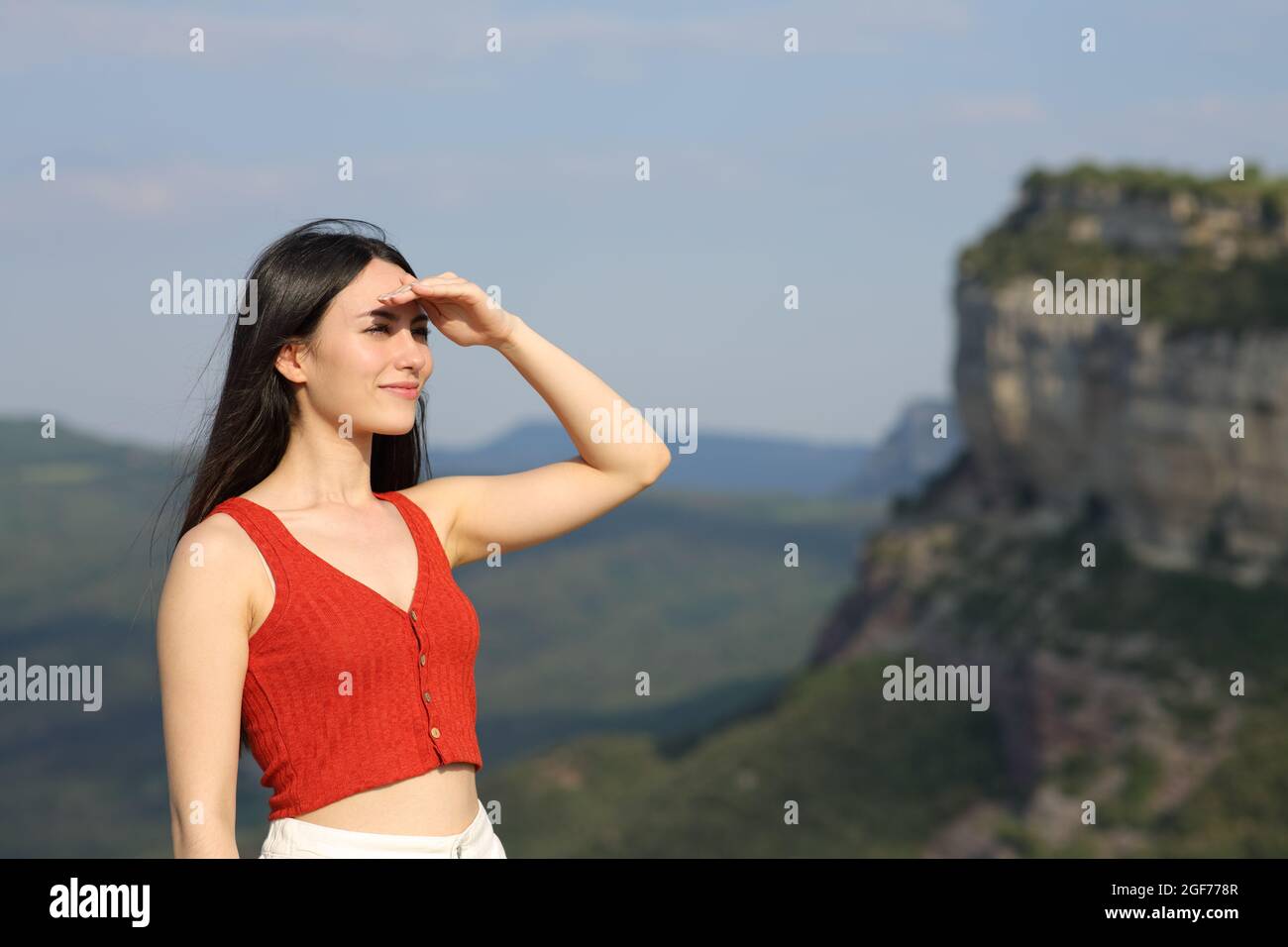 Asiatische Frau freut sich vor der Sonne schützen mit ihrer Hand in den Berg Stockfoto
