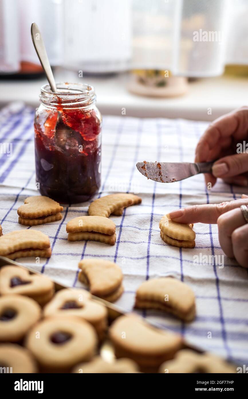 Kochen Linzer Cookies. Von Hand gebackenes Gebäck mit Marmelade zubereiten und füllen. Traditionelle hausgemachte Weihnachtsbonbons Stockfoto